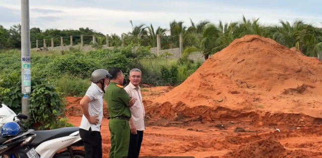 Bình Thuận: 'Điệp khúc' mưa lớn, cát tràn xối xả ra đường đi Mũi Né- Ảnh 2.