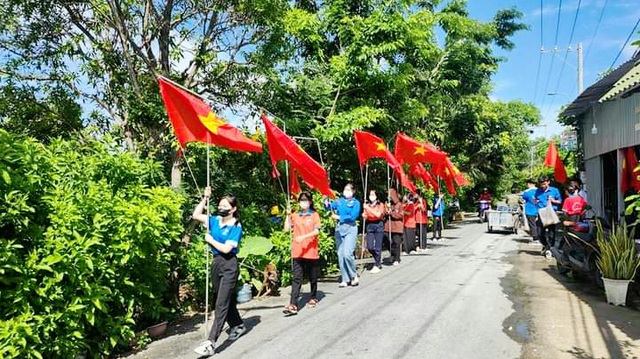 Chiến sĩ Hoa Phượng Đỏ Trường THPT Đa Phước tham gia dọn vệ sinh đường xã, treo cờ hưởng ứng ngày chiến sĩ tình nguyện xây dựng đô thị văn minh