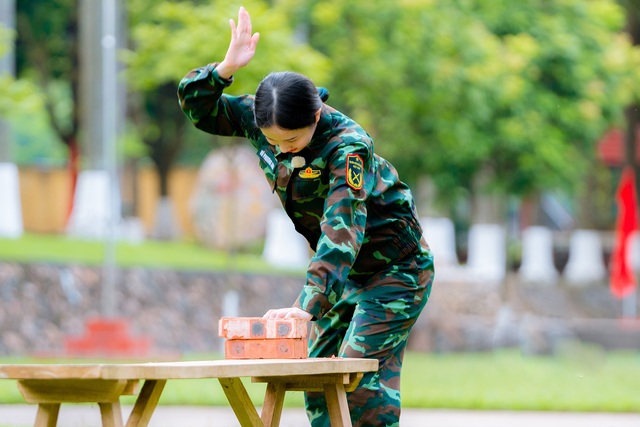 Thùy Tiên ngỡ ngàng vì 'bại trận' trước Phương Anh Đào ở 'Sao nhập ngũ'- Ảnh 1.