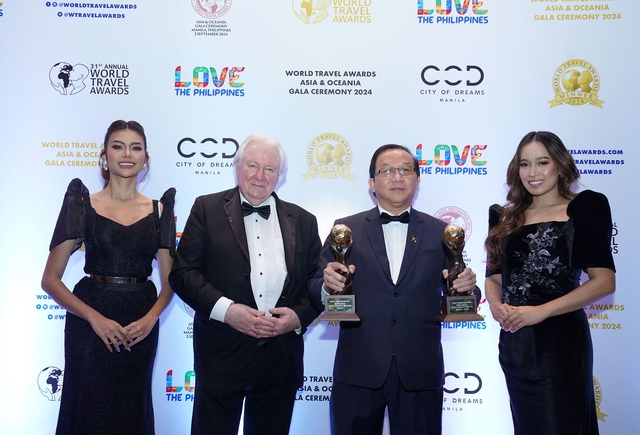 Ông Graham Cooke (thứ hai từ trái sang), Nhà sáng lập và Chủ tịch World Travel Awards chúc mừng Vietjet và trao cúp cho Phó tổng giám đốc Đỗ Xuân Quang  ẢNH: VIETJET