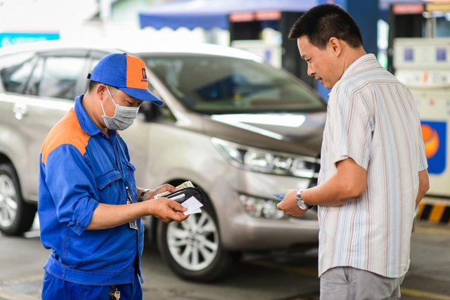 Giá xăng dầu hôm nay 3.4.2025: Xăng trong nước chiều nay tăng bao nhiêu đồng một lít?- Ảnh 1.
