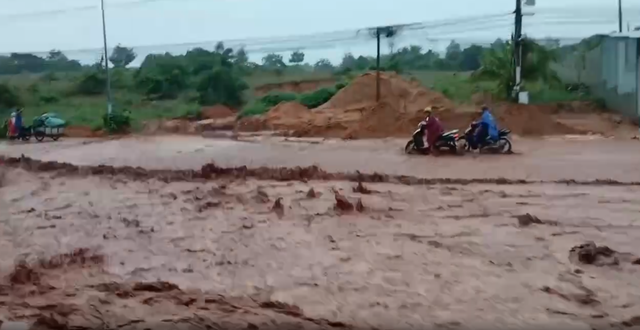 Bình Thuận: Lũ cát lại tràn xuống đường ở Mũi Né- Ảnh 2.