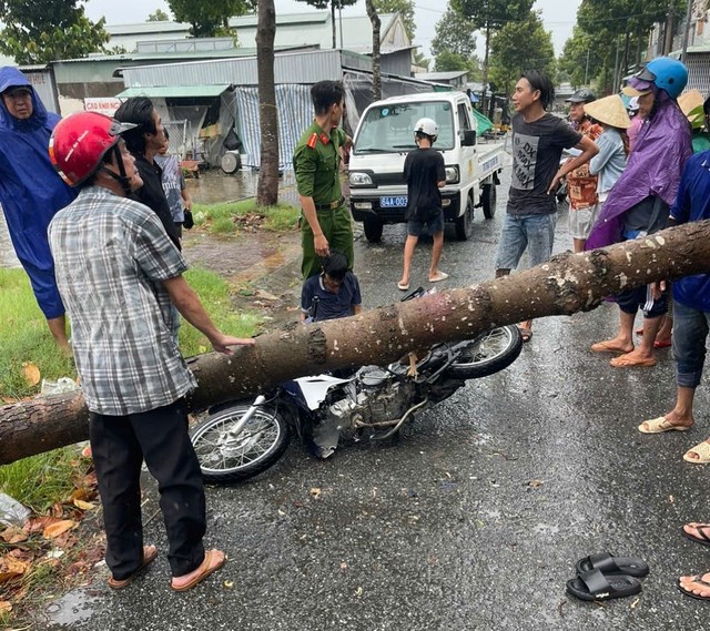 Giông lốc làm sập và tốc mái 18 căn nhà, 1 người bị thương- Ảnh 1.