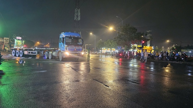 Tai nạn giữa xe đầu kéo và xe máy khiến 2 bé tử vong- Ảnh 1.