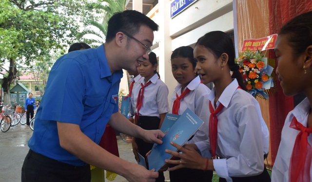 Năm học mới: T.Ư Đoàn tặng học bổng và nhiều quà cho học sinh ở An Giang- Ảnh 1.