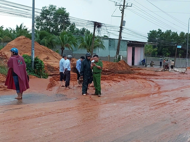 Lũ cát lại cuồn cuộn tràn xuống đường ở Mũi Né- Ảnh 3.