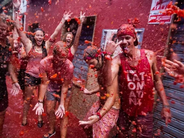 Độc đáo lễ hội ném cà chua La Tomatina tại Tây Ban Nha- Ảnh 2.