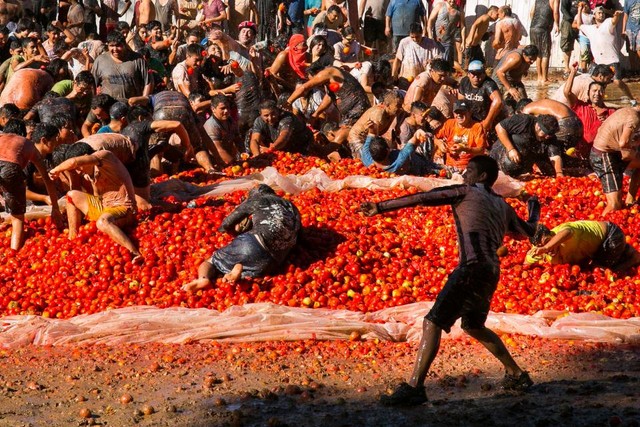 Độc đáo lễ hội ném cà chua La Tomatina tại Tây Ban Nha- Ảnh 1.