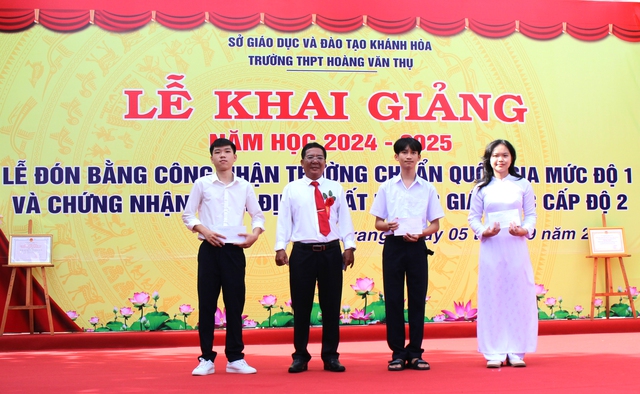 Thầy Nguyễn Văn Tới - Phó hiệu trưởng Phụ trách Trường THPT Hoàng Văn Thụ tuyên dương các em học sinh thủ khoa Thầy Nguyễn Văn Tới - Phó hiệu trưởng Phụ trách Trường THPT Hoàng Văn Thụ tuyên dương các em học sinh thủ khoa