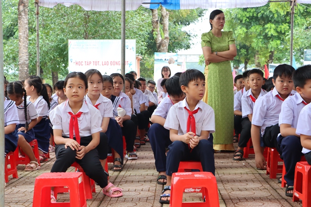 Lễ khai giảng không tiếng vỗ tay, nơi 2 học sinh tử vong do đuối nước- Ảnh 2.