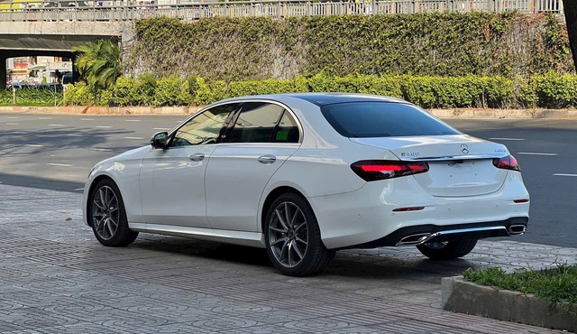 Xe sang Mercedes E-class 'ế ẩm', giảm giá gần 300 triệu xả hàng tồn- Ảnh 2.