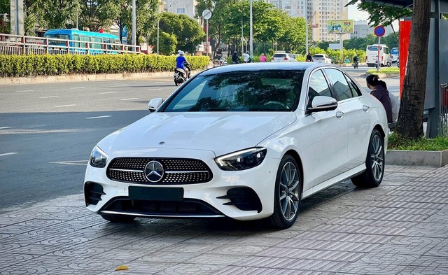 Xe sang Mercedes E-class 'ế ẩm', giảm giá gần 300 triệu xả hàng tồn- Ảnh 1.