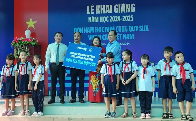 Trao 16.800 ly sữa cho học sinh vùng ven biển Bến Tre trong ngày khai giảng- Ảnh 1.