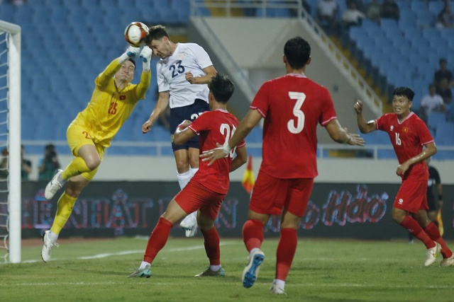 HLV Kim Sang-sik cần quyết đoán: Đặng Văn Lâm hay Nguyễn Filip, ông chọn ai?- Ảnh 2.