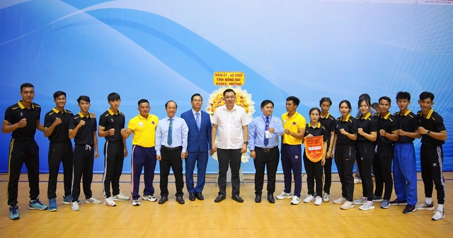 Ban tổ chức giải và các thành viên đội tuyển Vovinam tỉnh Bình Dương - Ảnh: Đ.T