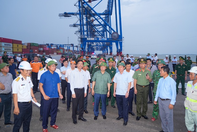 Phó thủ tướng Trần Hồng Hà kiểm tra phòng chống siêu bão Yagi ở Hải Phòng, Quảng Ninh- Ảnh 1.