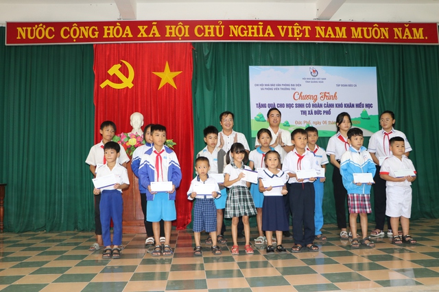 Chi hội báo chí Trung ương tại Quảng Ngãi trao quà cho học sinh nghèo- Ảnh 1.