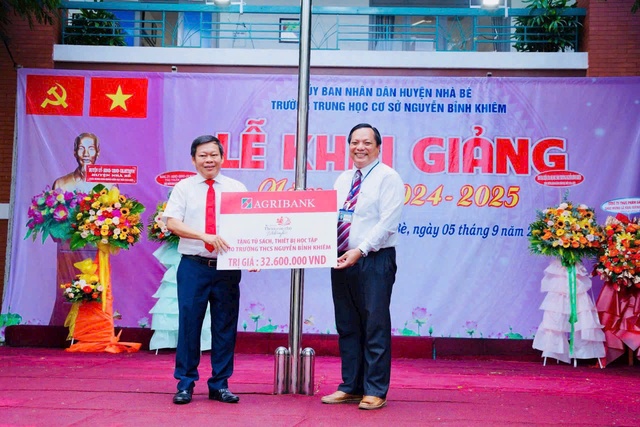 5 trường học ở huyện Nhà Bè được tặng máy vi tính mới- Ảnh 1.