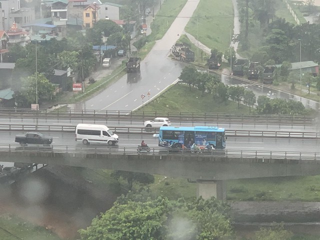 Người dân ở tâm bão Yagi: 'Gió to lắm, mái tôn sập hết rồi'- Ảnh 3.