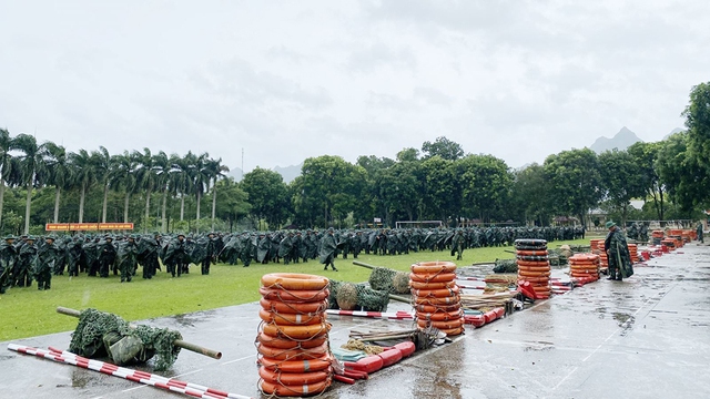 Quân đội, công an tổng lực giúp dân trong bão- Ảnh 1.