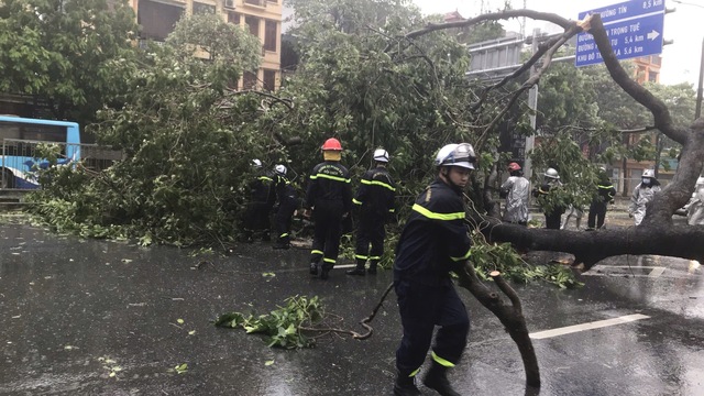 Công an Hà Nội căng mình chống bão Yagi- Ảnh 1.