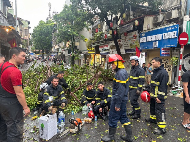 Công an Hà Nội căng mình chống bão Yagi- Ảnh 10.