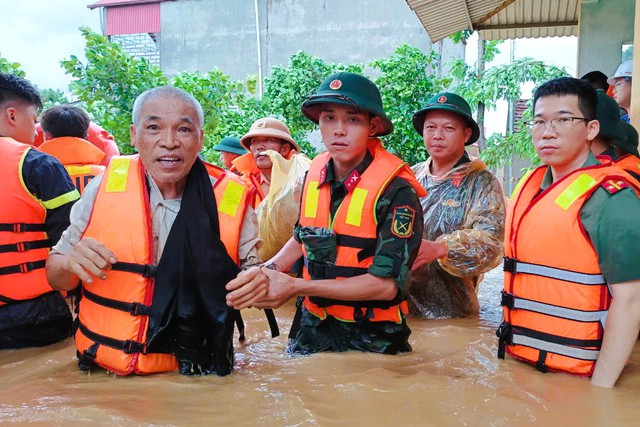 Bộ đội Sư đoàn 3 đưa dân khỏi nơi nguy hiểm do bão số 3 gây ra- Ảnh 7.