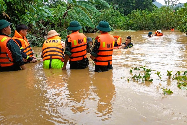 Bộ đội Sư đoàn 3 đưa dân khỏi nơi nguy hiểm do bão số 3 gây ra- Ảnh 2.