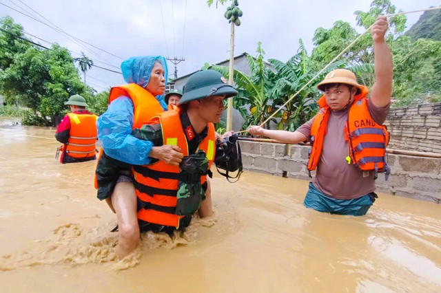 Bộ đội Sư đoàn 3 đưa dân khỏi nơi nguy hiểm do bão số 3 gây ra- Ảnh 1.