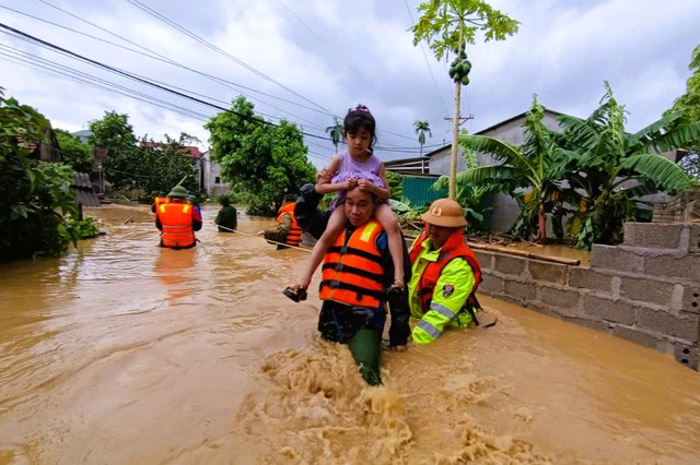 Bộ đội Sư đoàn 3 đưa dân khỏi nơi nguy hiểm do bão số 3 gây ra- Ảnh 5.