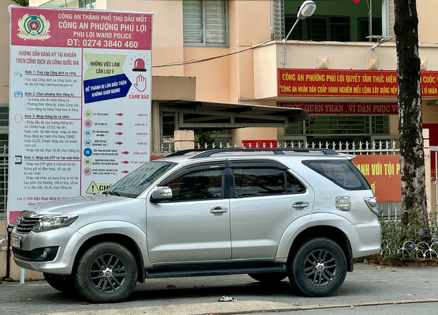 Bình Dương: Công an làm việc với tài xế chở người phụ nữ ngồi trên nắp capo- Ảnh 1.