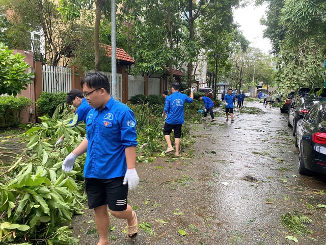 Thanh niên tình nguyện tham gia khắc phục hậu quả bão Yagi- Ảnh 1.