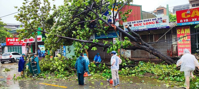 Thanh niên tình nguyện tham gia khắc phục hậu quả bão Yagi- Ảnh 5.