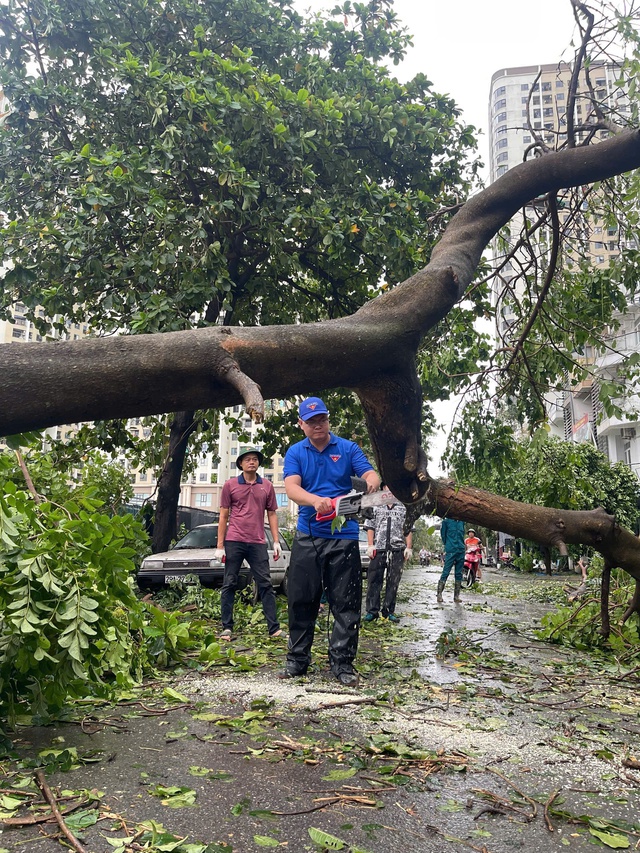 Thanh niên tình nguyện tham gia khắc phục hậu quả bão Yagi- Ảnh 7.