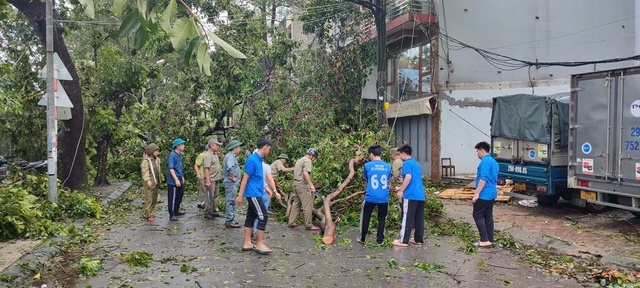 Thanh niên tình nguyện tham gia khắc phục hậu quả bão Yagi- Ảnh 6.