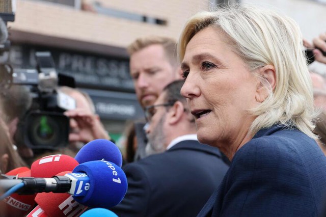 Lãnh đạo phe cực hữu Pháp thúc giục Tổng thống Macron trưng cầu dân ý- Ảnh 1.