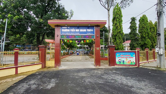 Bất an dạy và học dưới ngôi trường bên ngọn đồi… chờ sạt lở- Ảnh 1. Bất an dạy và học dưới ngôi trường bên ngọn đồi… chờ sạt lở- Ảnh 1.