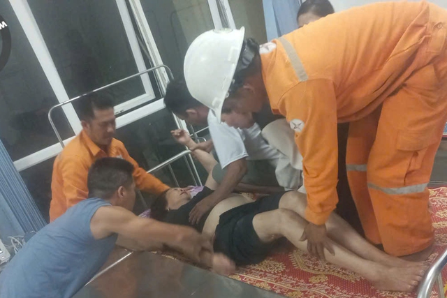 Công nhân điện lực Quảng Bình kịp thời cứu sống người dân bị điện giật- Ảnh 1. Công nhân điện lực Quảng Bình kịp thời cứu sống người dân bị điện giật- Ảnh 1.