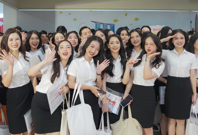 Gần 1.000 ‘trai xinh gái đẹp’ tham gia ngày hội tuyển dụng lớn nhất năm của Vietjet- Ảnh 2. Gần 1.000 ‘trai xinh gái đẹp’ tham gia ngày hội tuyển dụng lớn nhất năm của Vietjet- Ảnh 2.