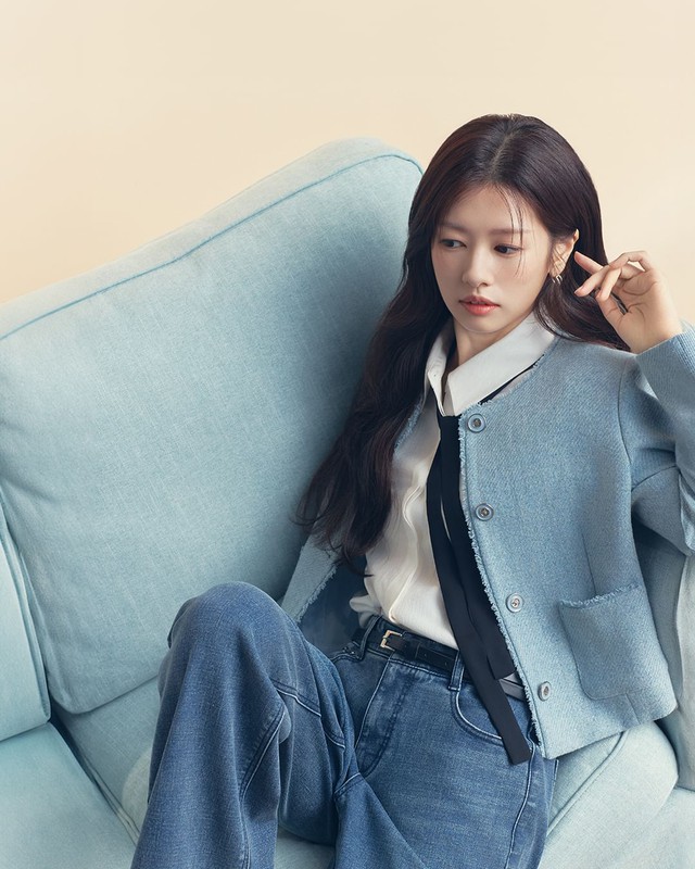 Quần jeans và áo tweed, cặp đôi bất bại mùa thu đông- Ảnh 1.