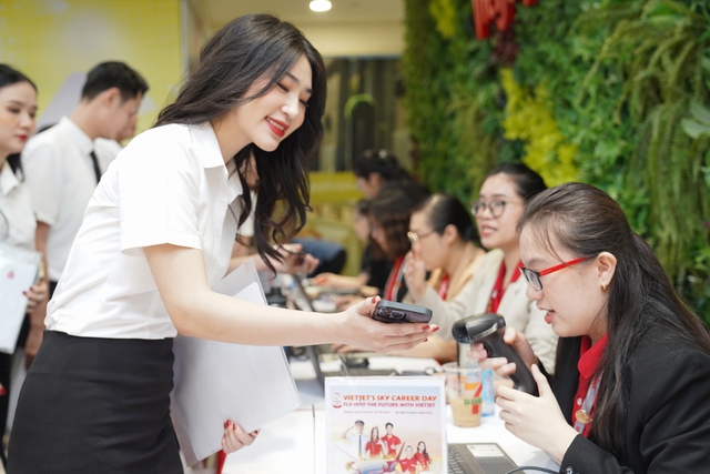 Gần 1.000 ‘trai xinh gái đẹp’ tham gia ngày hội tuyển dụng lớn nhất năm của Vietjet- Ảnh 4. Gần 1.000 ‘trai xinh gái đẹp’ tham gia ngày hội tuyển dụng lớn nhất năm của Vietjet- Ảnh 4.