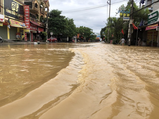 Lũ sông Cầu lớn nhất 65 năm, Thái Nguyên nhắn tin cảnh báo người dân ứng phó- Ảnh 4. Lũ sông Cầu lớn nhất 65 năm, Thái Nguyên nhắn tin cảnh báo người dân ứng phó- Ảnh 4.