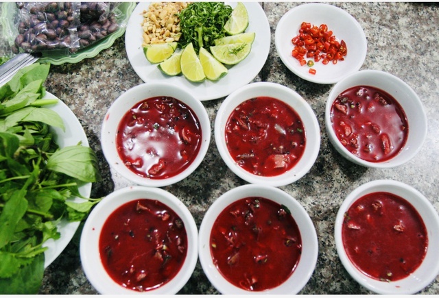 Ăn tiết canh cầu may mắn, nam thanh niên nguy kịch do liên cầu lợn- Ảnh 2.