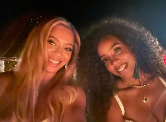 Beyoncé thân thiết như chị em ruột với thành viên Destiny's Child- Ảnh 1.