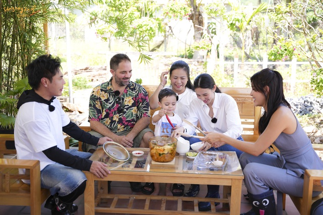 Dương Lâm trổ tài nấu bữa sáng ngon lành cùng chủ nhà người Pháp- Ảnh 3.