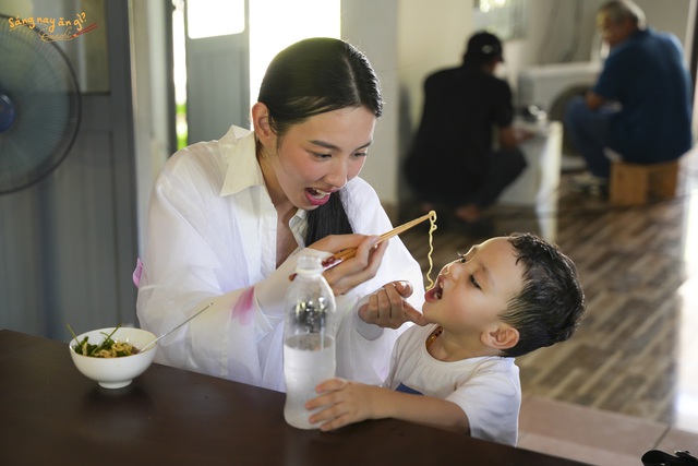 Dương Lâm trổ tài nấu bữa sáng ngon lành cùng chủ nhà người Pháp- Ảnh 4.