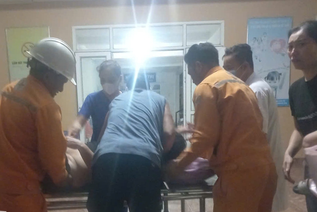 Công nhân điện lực Quảng Bình kịp thời cứu sống người dân bị điện giật- Ảnh 2. Công nhân điện lực Quảng Bình kịp thời cứu sống người dân bị điện giật- Ảnh 2.