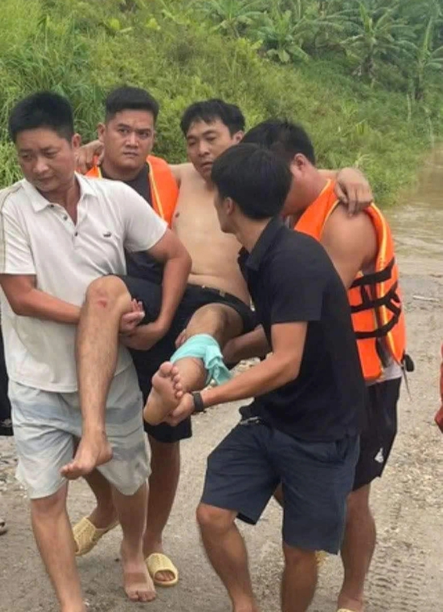 Sập cầu Phong Châu: Người rơi xuống gần đáy sông Hồng cố bơi bám vào cây chuối và được cứu- Ảnh 1. Sập cầu Phong Châu: Người rơi xuống gần đáy sông Hồng cố bơi bám vào cây chuối và được cứu- Ảnh 1.