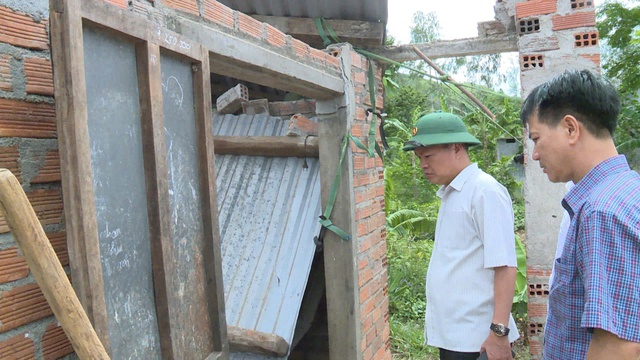 Gió lốc gây sập nhà, 3 người trong gia đình bị thương- Ảnh 2.
