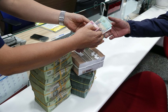 Khách VIP gửi ngân hàng từ 200 tỉ đồng sẽ được hưởng lãi suất bao nhiêu?- Ảnh 1.